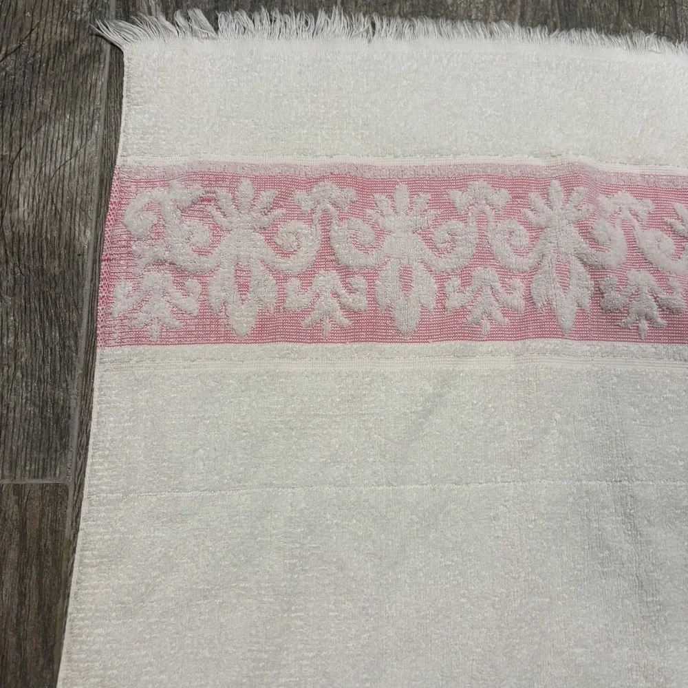 Vtg 1970's Sears Light Pink White Sculpted Bath Towel Fringe 22x41
